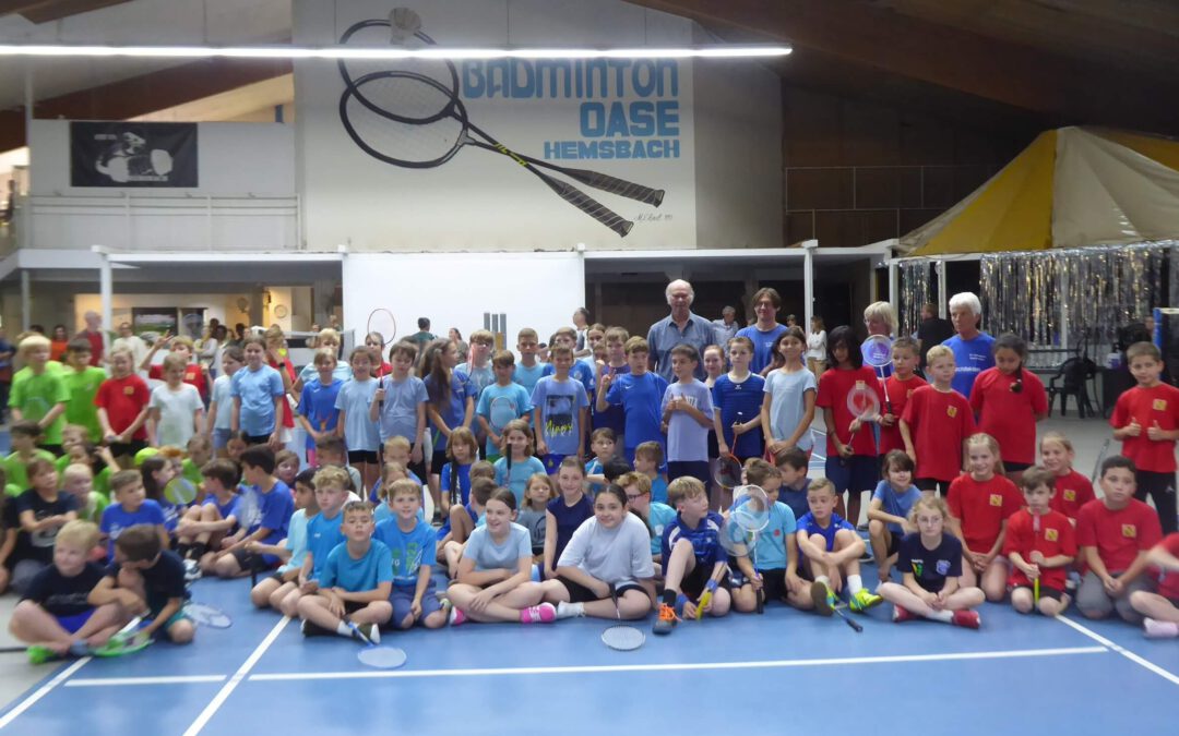 Über 110 Kinder aus sechs Grundschulen ließen die Federn fliegen